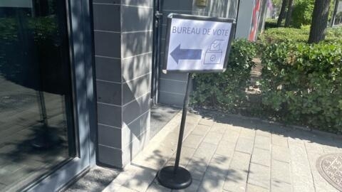 Les Français de Pékin votent ce dimanche 9 juin 2024 : il y a 1642 inscrits au bureau de Pékin, précise notre correspondant Stéphane Lagarde. Sur la photo, l'entrée de l'ambassade avec l'indication du bureau de vote.