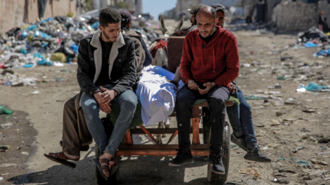 Le corps d'un Palestinien tué lors d'une distribution d'aide dans la ville de Gaza, est transporté à l'arrière d'une charrette, le 29 février 2024