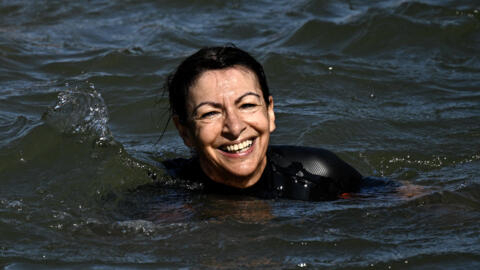 La alcaldesa de París, Anne Hidalgo, cumplió su promesa y se bañó en el Sena el miércoles 17 de julio.