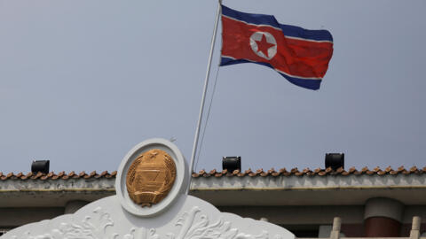 资料图片： 朝鲜国旗在中国辽宁省丹东市朝鲜领事馆上飘扬。图片摄于 2021 年 4 月 20 日。