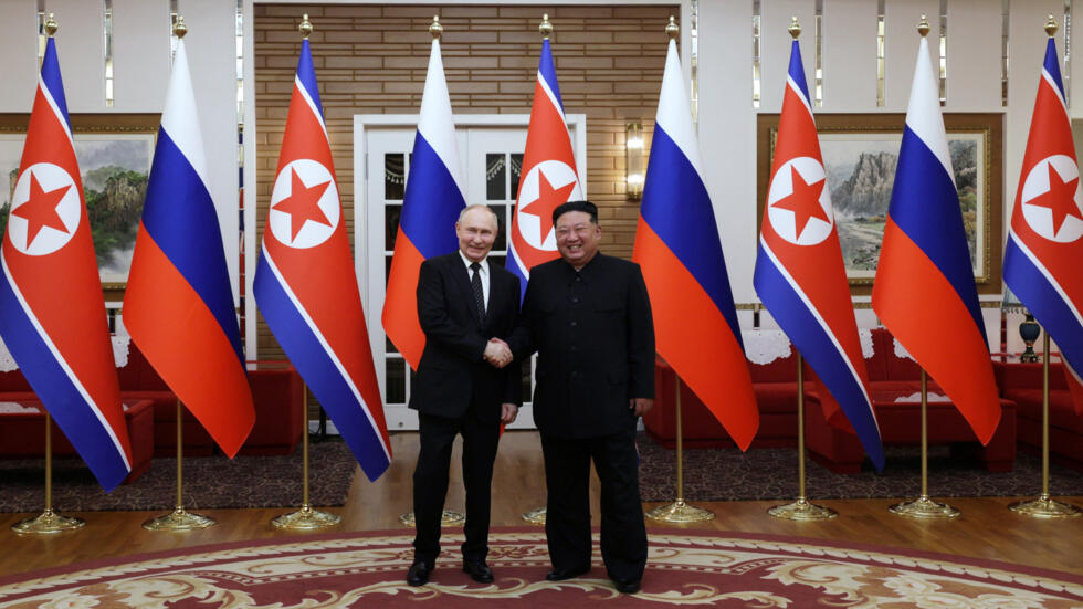 Tổng thống Nga, Vladimir Putin (T) và chủ tịch Bắc Triều Tiên, Kim Jong Un tại Bình Nhưỡng, ngày 19/06/2024. 