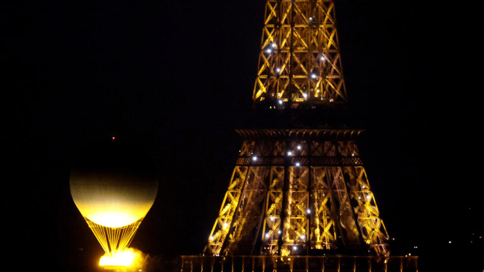 Олимпийский огонь в небе над Парижем