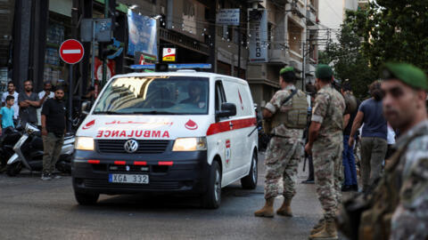 Uma ambulância chega ao Centro Médico da Universidade Americana de Beirute (AUBMC). Mais de 1.000 pessoas, incluindo combatentes do Hezbollah e médicos, ficaram feridas quando os pagers que eles usam para se comunicar explodiram em todo o Líbano, de acordo com uma fonte de segurança, em Beirute, Líbano, em 17 de setembro de 2024. REUTERS/Mohamed Azakir