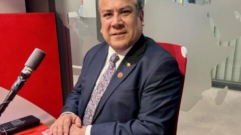 El primer ministro peruano Gustavo Adrianzén, en los estudios de RFI, el 2 de mayo 2024.