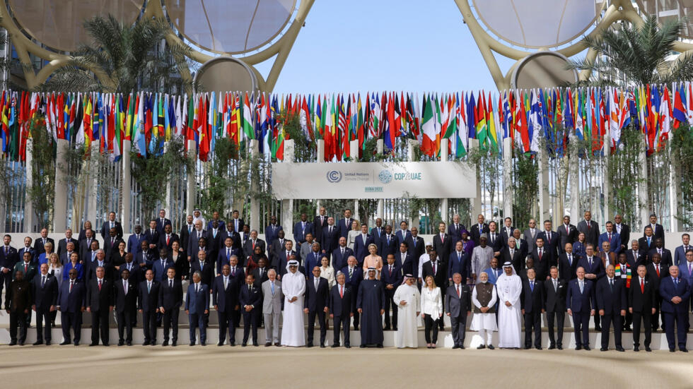 阿拉伯联合酋长国总统谢赫·穆罕默德·本·扎耶德·阿勒纳哈扬、联合国秘书长安东尼奥·古特雷斯、英国国王查尔斯和官员在阿拉伯联合酋长国迪拜举行的联合国气候变化会议 (COP28) ，2023 年 12 月 1 日。