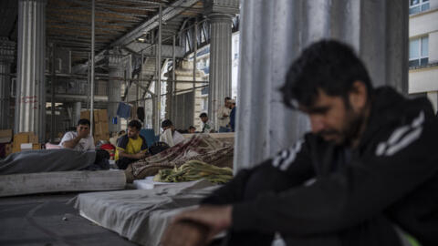 Imigrantes dormem embaixo de uma ponte no bairro de Stalingrad, em Paris. 12 de julho de 2023