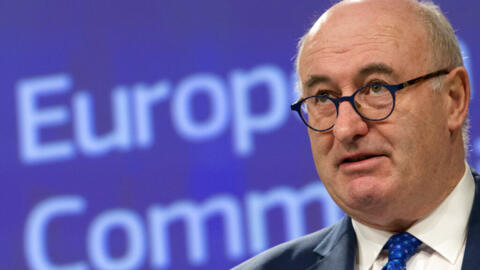 O Comissário de Comércio europeu, o irlandês Phil Hogan, pediu demissão após ter sido acusado de infringir as normas sanitárias de seu país contra o novo coronavírus.