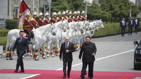 Lãnh đạo Bắc Triều Tiên Kim Jong Un đón tiếp tổng thống Nga Vladimir Putin tại Bình Nhưỡng, ngày 19/06/2024. (Ảnh do KCNA phổ biến ngày 20/06/2024).