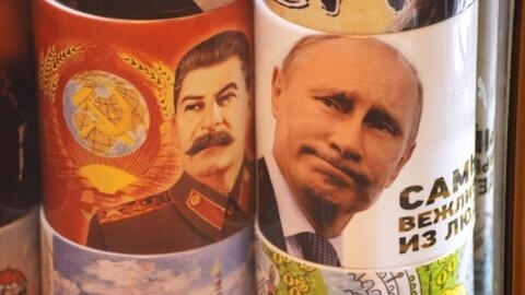 2022年4月6日，俄罗斯圣彼得堡一家纪念品商店里印有斯大林和普京图像的水杯。