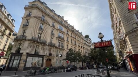 巴黎城区一景，街两旁是十九世纪奥斯曼风格建筑，住户都是富裕阶层。