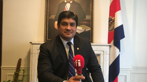 El Presidente de Costa Rica, Carlos Alvarado, en la Embajada de Costa Rica en Francia, durante la entrevista que dió a Radio Francia Internacional. Paris, abril 2022