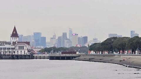 Imagens de Buenos Aires com uma camada de fumaça.