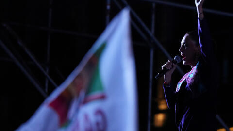 La candidata presidencial del partido gobernante Morena, Claudia Sheinbaum, gesticula mientras se dirige a sus simpatizantes tras ganar las elecciones presidenciales, en la Plaza del Zócalo en Ciudad de México, México 3 de junio de 2024. REUTERS/Alexandre Meneghini