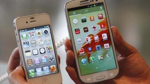Lado a lado: o iPhone 4S, da Apple, e o Samsung Galaxy S III. Para o Tribunal japonês, não há cópia