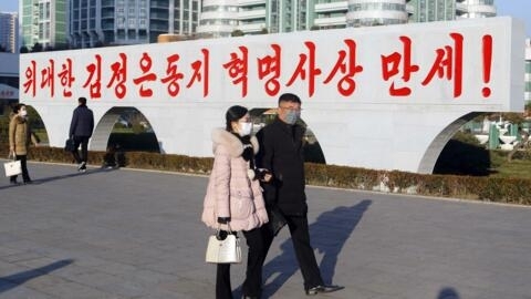 朝鲜平壤，2021年11月25日，标语上写着“伟大金正恩同志的革命思想万岁”。