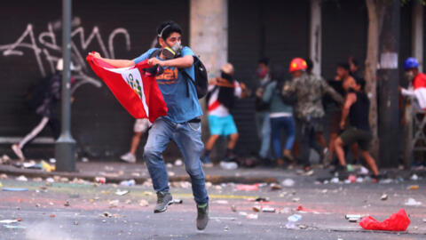 Peru, 28 de janeiro de 2023: Na capital Lima, os manifestantes protestavem pacificamenteaté que a situação se tornou mais tensa próximo ao Parlamento, onde grupos entraram em confronto com as forças de ordem. Um manifestante morreu devido aos ferimentos.