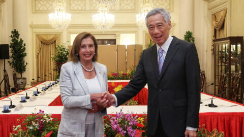 Chủ tịch Hạ Viện Mỹ Nancy Pelosi (P) gặp thủ tướng Singapore Lý Hiển Long (T) tại Singapore ngày 01/08/2022.