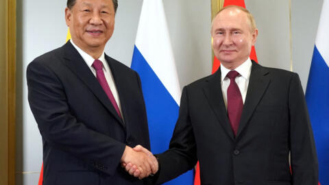 ARCHIVO: El presidente ruso, Vladímir Putin, y el presidente chino, Xi Jinping, se dan la mano durante una reunión al margen de la cumbre de la Organización de Cooperación de Shanghái (OCS) en Astaná, Kazajistán, el 3 de julio de 2024.