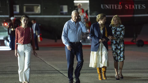 6月29日，美国总统拜登和第一夫人吉尔·拜登携两名孙女在新泽西州麦圭尔空军基地步行登上“空军一号”直升机时打电话。