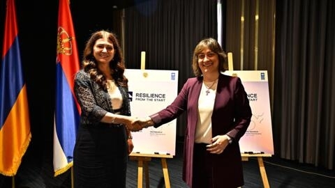Ambasadoarea Serbiei la Erevan, Tatjana Panajotović (stânga imaginii) și Natia Natsvlishvili, rezident reprezentativ PNUD în Armenia, la Erevan, 8 iulie 2024