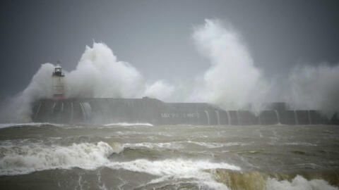 A tempestade Eunice foi particularmente violenta na costa do Canal da Mancha, como no porto de Newhaven, no Reino Unido. Em 18 de fevereiro de 2022.