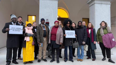 Les plaignants Demba Dem, Fatou Camara, Madi Ceesay, Ramzia Diab, Binta Jamba et un accompagnant non identifié posent à l'entrée du Tribunal pénal fédéral suisse, le 8 janvier 2024 à Bellinzone, dans le sud de la Suisse, le jour de l'ouverture du procès d'Ousman. Sonko, ancien ministre de l'Intérieur gambien accusé de crimes contre l'humanité commis sous le régime de l'ex-dictateur Yahya Jammeh. Le procès se déroule selon le principe de compétence universelle, qui permet à un pays étranger de poursuivre les crimes contre l'humanité, les crimes de guerre et le génocide, quel que soit le lieu où ils ont été commis.