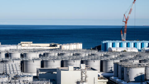 Una vista general muestra los tanques de almacenamiento de agua contaminada en la central nuclear de Fukushima Daiichi de Tokyo Electric Power Company (TEPCO) en Okuma, prefectura de Fukushima, el 20 de enero de 2023.