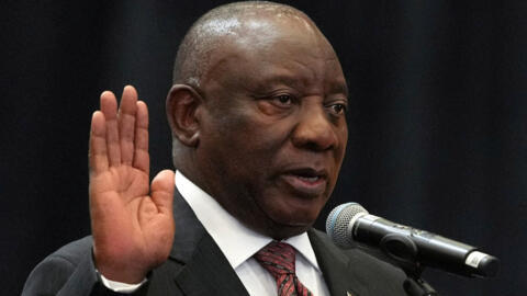 Le président sud-africain Cyril Ramaphosa prête serment à l'Assemblée nationale lors de la première séance de l'Assemblée nationale suivant les élections au Cape Town International Convention Centre (CTICC), au Cap, en Afrique du Sud, le 14 juin 2024.