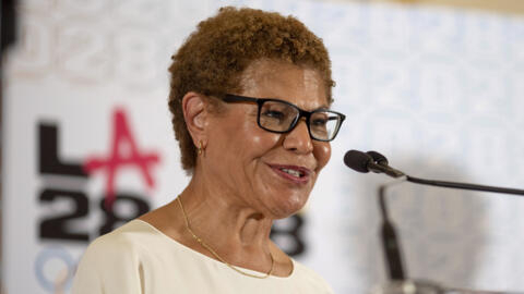 A prefeita de Los Angeles, Karen Bass, discursa em uma recepção na residência do chefe da missão dos EUA para comemorar a abertura dos Jogos Olímpicos de Paris, em 27 de julho de 2024.