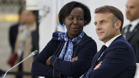 Louise Mushikiwado et Emmanuel Macron, ce samedi 5 octobre 2024 au Grand Palais, à Paris, lors du XIXe sommet de la Francophonie.