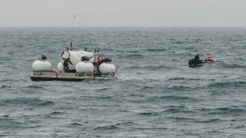 Equipes buscam o submersível Titan, desaparecido há três dias no Atlântico Norte. Na imagem, momento que o veículo subaquático se prepara para afundar no oceano Atlântico no domingo (18)