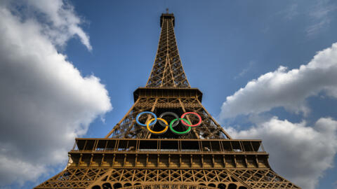 Os anéis olímpicos na Torre Eiffel antes da abertura das Olimpíadas de Paris, 24 de julho de 2024.