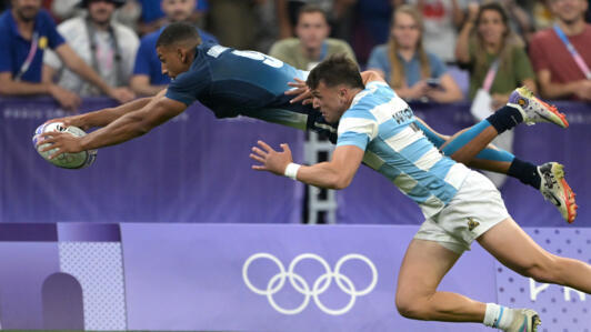 le joueur français de rugby à VII Aaron Grandidier Nkanang (à gauche) lors du quart de finale du tournoi des Jeux olympiques contre l'Argentine au Stade de France à Saint-Denis le 25 juillet 2024.