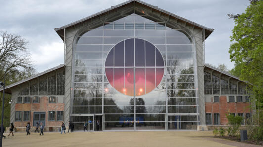 Le hangar Y, récemment rénové, est un lieu artistique spectaculaire à Meudon, en Île-de-France. Il est accessible en transports en commun.