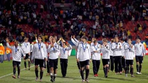 Jogadores alemães comemoram junto à torcida o terceiro lugar conquistado na Copa de 2010.