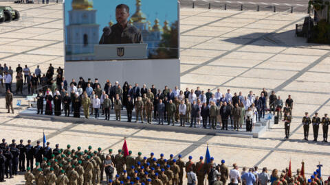 Volodymyr Zelensky fala em mensagem gravada a soldados reunidos para celebrações do Dia da Independência da Ucrânia. (24/08/2024)