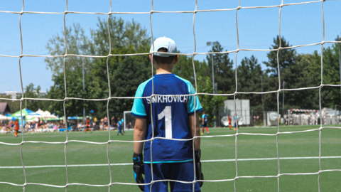 Український хлопчик-голкіпер спостерігає за матчем. Бухарест, Румунія. 23 червня 2024