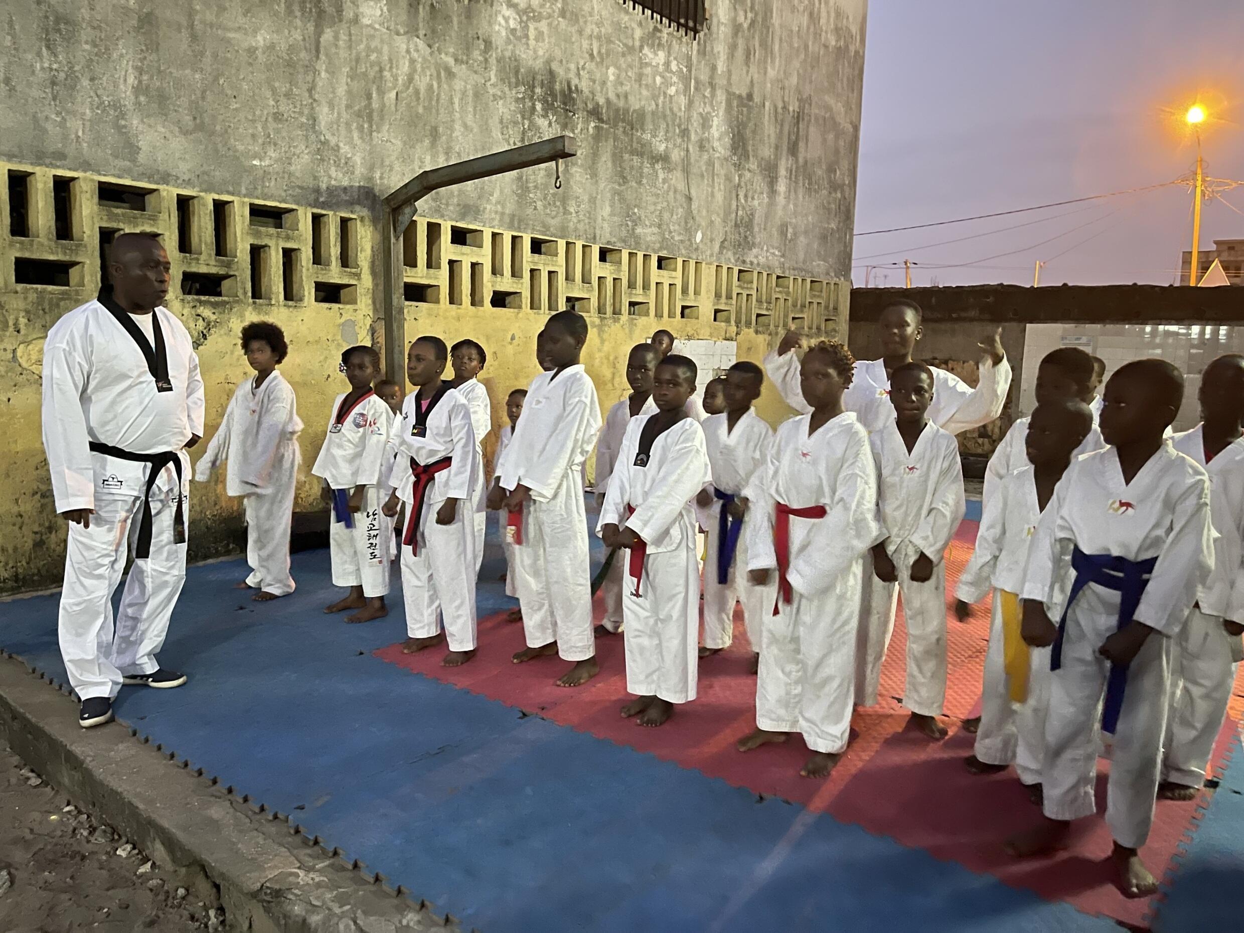 存档图片 / 科特迪瓦跆拳道教练克拉格贝（Maître Lucien Christian Kragbé）
Image Archive / Taekwondo : Maitre Lucien Christian Kragbé, ex-entraîneur du champion olympique Cheick Cissé, devant ses jeunes élèves du club d'Ineka dans la commune de Koumassi à Abidjan.