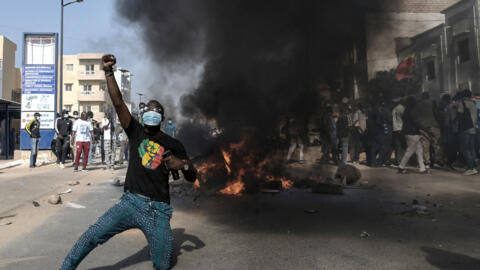 Disturbios en Dakar este domingo 4 de febrero, tras el aplazamiento de las elecciones presidenciales por el presidente Macky Sall.