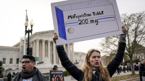 Manifestantes pró-aborto defendem acesso à pilula abortiva mifepristona, diante da Suprema Corte dos Estados Unidos, em Washington, em 26 de março de 2024. 