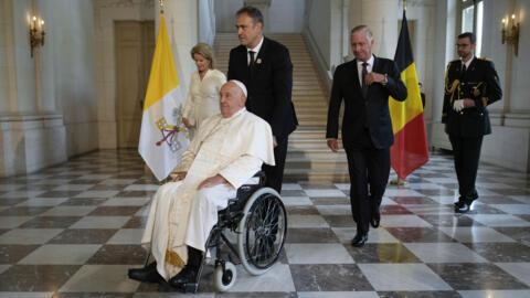 Le pape François a effectué fin septembre une visite en Belgique lors de laquelle il a dénoncé l'avortement. Sur la photo, le pape est entouré du coupe royal de Belgique, le roi Philippe et la reine Mathilde, le 27 septembre 2024.