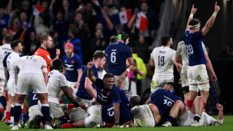 Les joueurs français célèbrent leur victoire sur le fil face à l'Angleterre lors du Tournoi des Six nations, le 16 mars 2024 à Lyon.