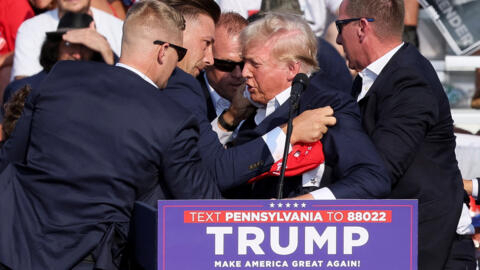 2024 年 7 月 13 日，美国宾夕法尼亚州巴特勒，共和党总统候选人、美国前总统唐纳德-特朗普在巴特勒农场展的竞选集会上枪声大作。