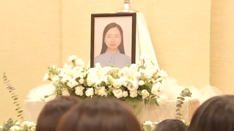 中国人权活动人士唐吉田的女儿唐正琪告别仪式2024年3月2日在东京都内举行，其父被当局禁止离境无法向女儿做最后的告别。
