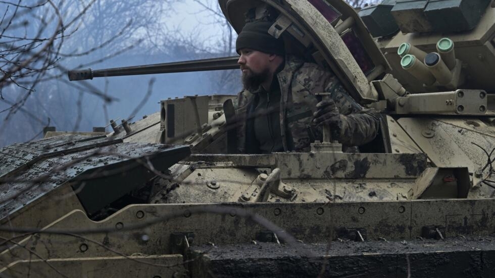2024 年 2 月 11 日，第 47 機械化旅的一名烏克蘭軍人在頓涅茨克州阿夫迪耶夫卡不遠處為一輛布雷德利戰車做戰鬥準備。(照片：Genya SAVILOV /法新社）