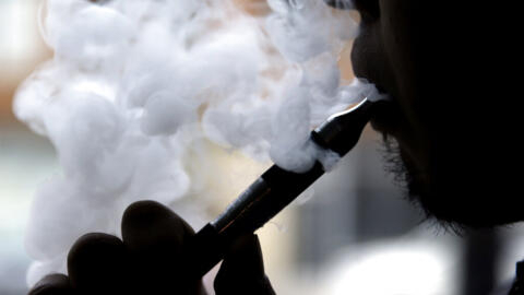 Ảnh minh họa : Một người đàn ông hút thuốc lá điện tử tại Chicago, bang Illinois, Hoa Kỳ, ngày 23/04/2014.