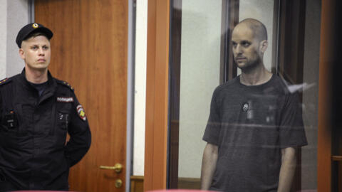 Le journaliste du Wall Street Journal Evan Gershkovich, accusé d'espionnage, se tient à l'intérieur d'une enceinte réservée aux accusés alors qu'il assiste à une audience du tribunal à Ekaterinbourg, 