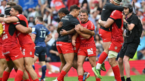 Le demi de mêlée français de Toulouse Antoine Dupont (centre droit) et les joueurs de Toulouse célèbrent le coup de sifflet final à la fin de la prolongation lors du match de la finale de la Coupe des champions européens de rugby à XV entre Leinster et Toulouse au Tottenham Hotspur Stadium à Londres, le 25 mai 2024. Toulouse a remporté le match 31-22 après la prolongation.