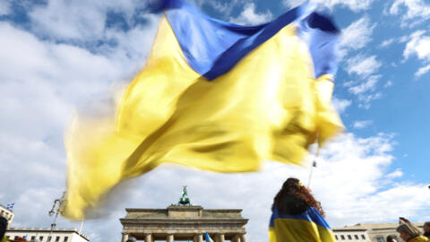 2024年2月24日德国柏林抗议俄罗斯侵略乌克兰战争进入第3年示威活动中飘扬的乌克兰蓝黄双色国旗。