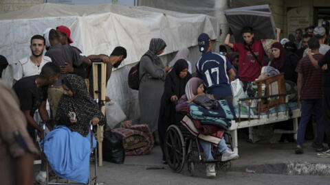 Refugiados palestinos deixam hospital em Deir al-Balah, na Faixa de Gaza no domingo (25). 